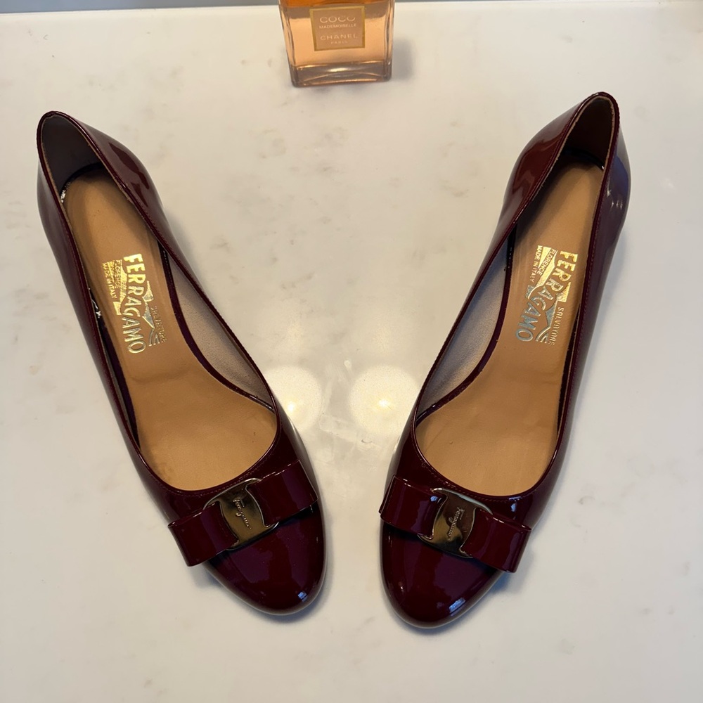 Ferragamo
Vara 1 patent pumps burgundy 

WORN ONCE